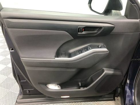 Used 2020 Toyota Highlander LE AWD/4WD image 12