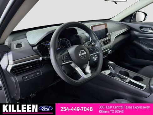 Used 2025 Nissan Altima 2.5 SV FWD image 11