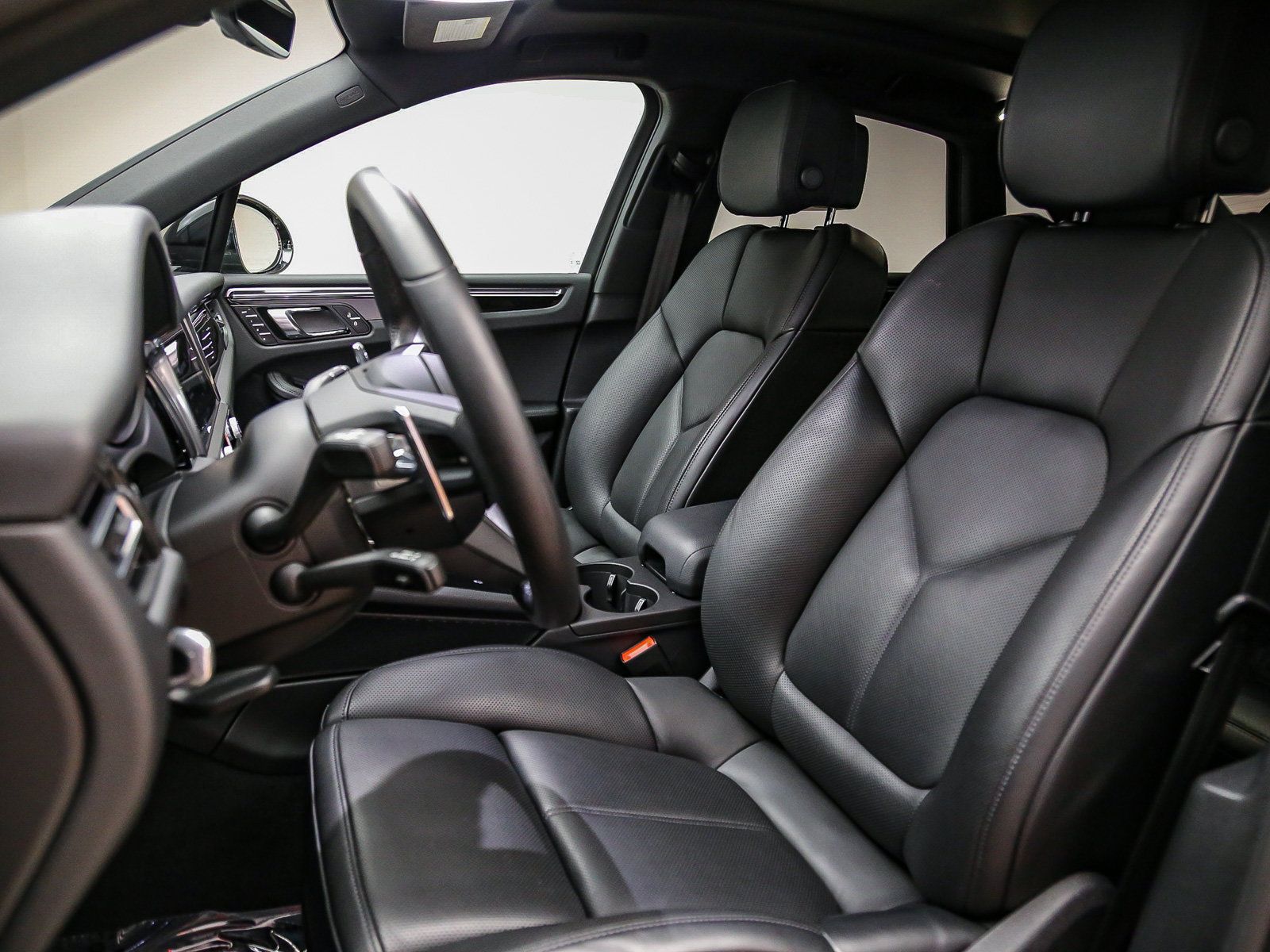 Certified 2025 Porsche Macan AWD/4WD image 4