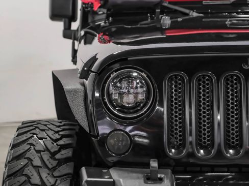 Used 2014 Jeep Wrangler Unlimited Sahara image 38