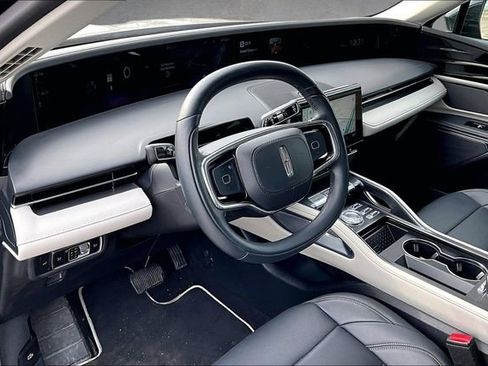 Used 2025 Lincoln Nautilus Premier image 12