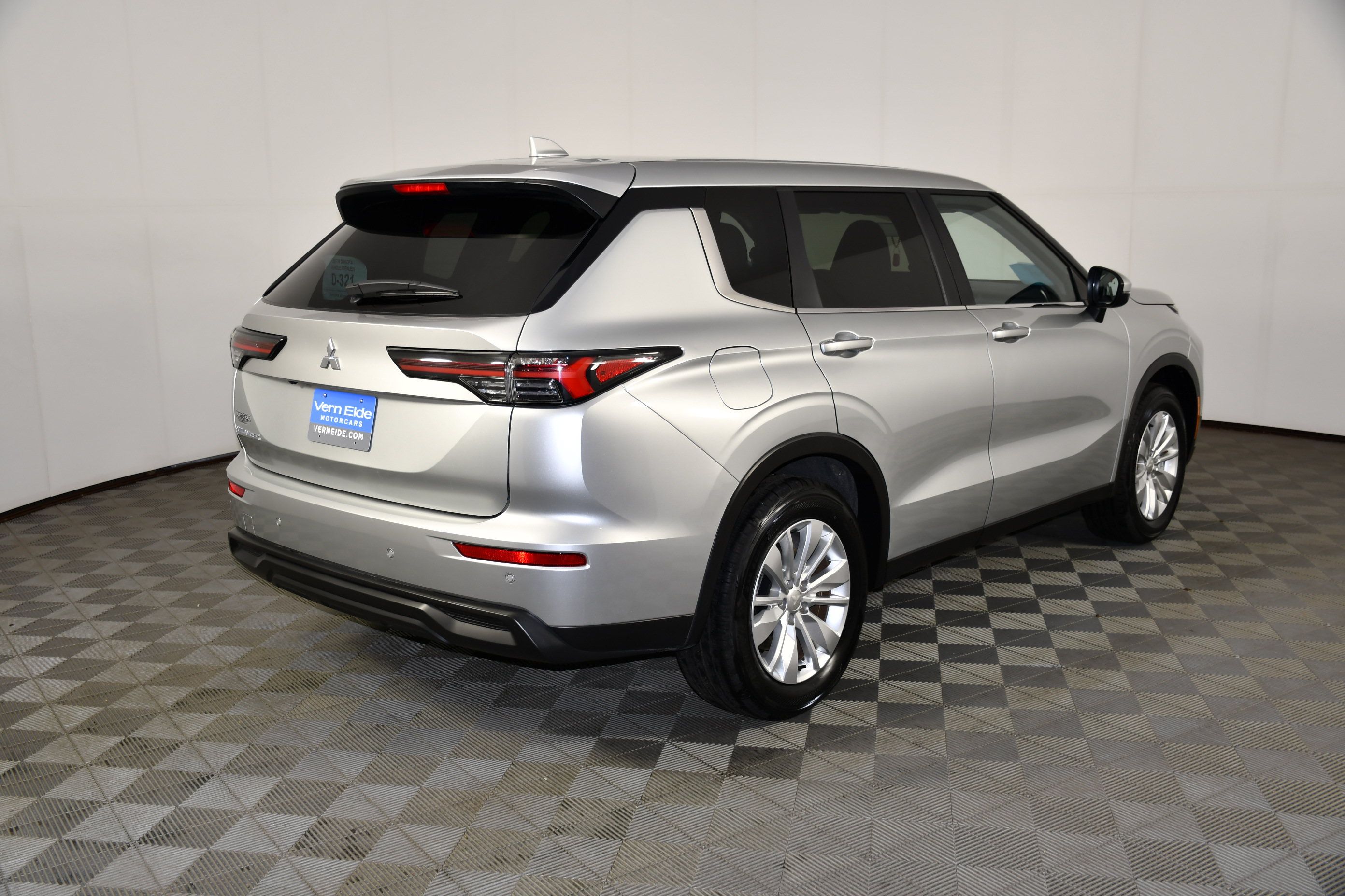Used 2025 Mitsubishi Outlander ES FWD image 5