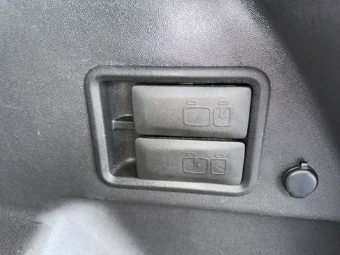 Used 2024 GMC Terrain SLT image 28