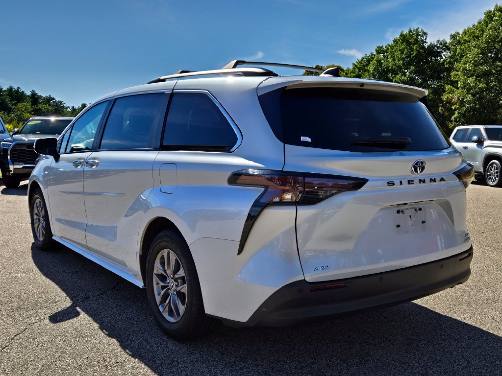 Used 2023 Toyota Sienna XLE AWD/4WD image 3