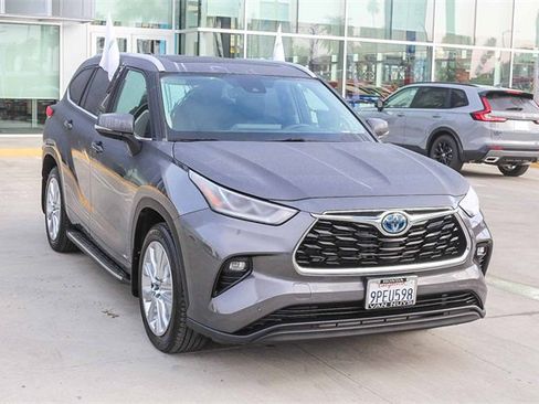Used 2023 Toyota Highlander Limited image 3