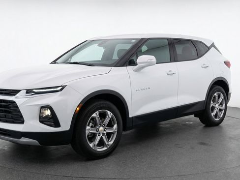 Used 2025 Chevrolet Blazer LT FWD image 3