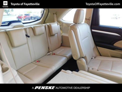 Used 2018 Toyota Highlander XLE AWD/4WD image 5