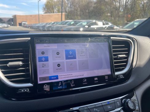 Used 2025 Chrysler Pacifica Select image 20