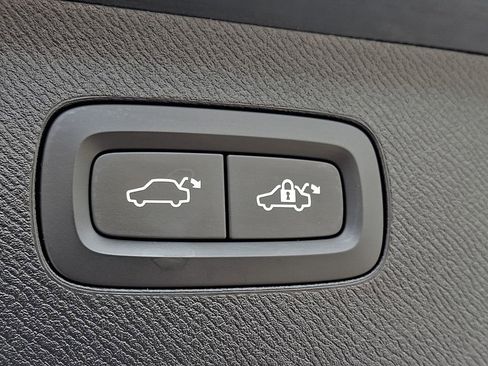 Used 2016 Volvo XC90 T5 Momentum image 31