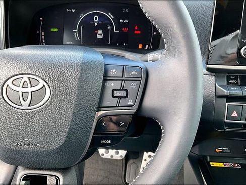 Used 2025 Toyota Camry SE image 12