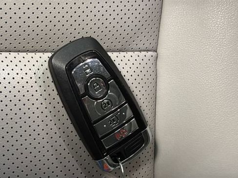 Used 2025 Lincoln Aviator AWD image 34