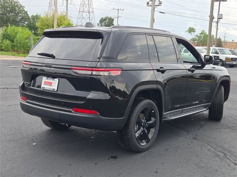 New 2025 Jeep Grand Cherokee Altitude image 12