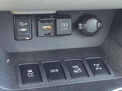 Used 2019 Toyota Highlander XLE image 8