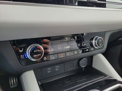 New 2025 Mitsubishi Outlander Platinum Edition image 14