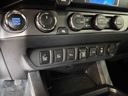 Used 2021 Toyota Tacoma TRD Off-Road w/ Technology Package AWD/4WD image 30