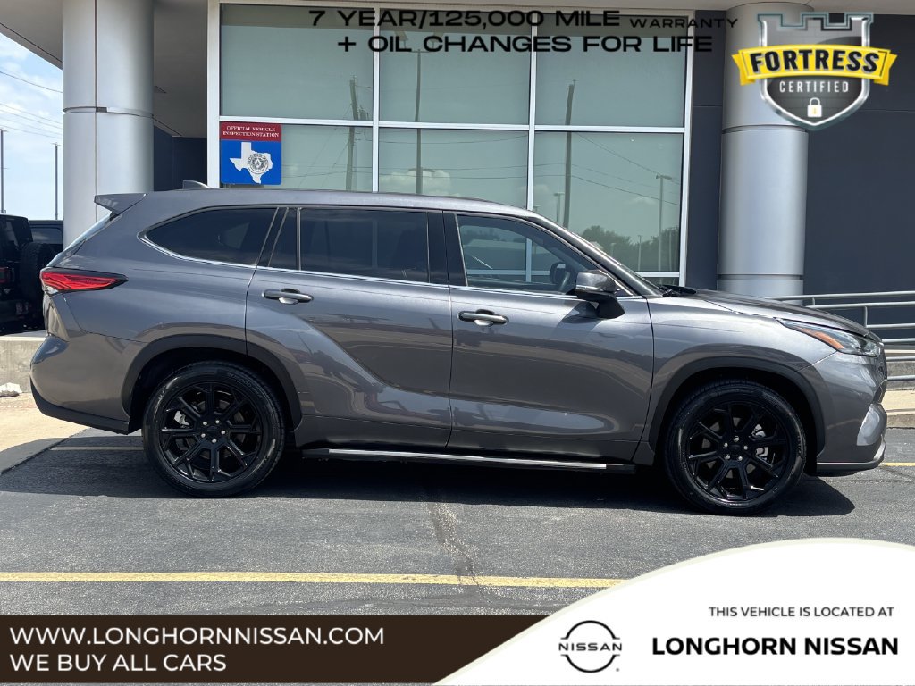 Used 2022 Toyota Highlander L FWD image 2
