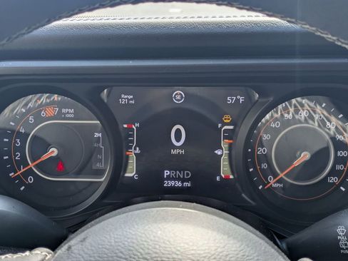 Used 2025 Jeep Wrangler Unlimited Rubicon w/ Convenience Group AWD/4WD image 15