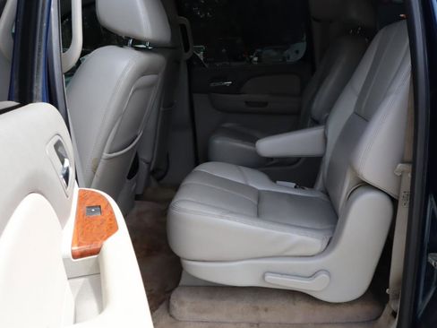 Used 2007 GMC Yukon XL SLT w/ SLT Preferred Equipment Group image 7