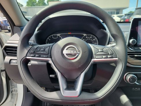 Used 2025 Nissan Altima 2.5 SV FWD image 23