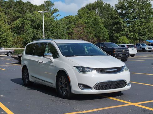 Used 2018 Chrysler Pacifica Limited FWD image 9
