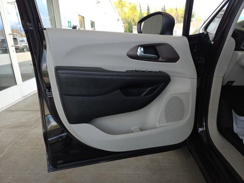 Used 2017 Chrysler Pacifica LX image 35