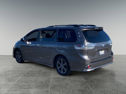 Used 2020 Toyota Sienna SE image 3