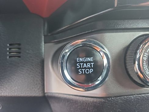 Used 2017 Toyota Tacoma SR5 AWD/4WD image 21