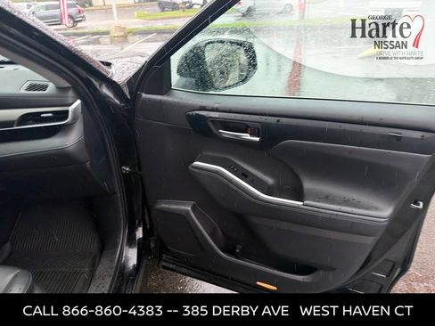 Used 2024 Toyota Highlander XLE AWD/4WD image 28