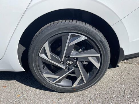 New 2025 Hyundai Elantra SEL image 11