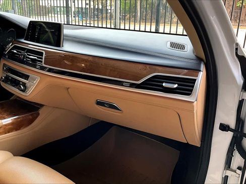 Used 2018 BMW 740i image 19