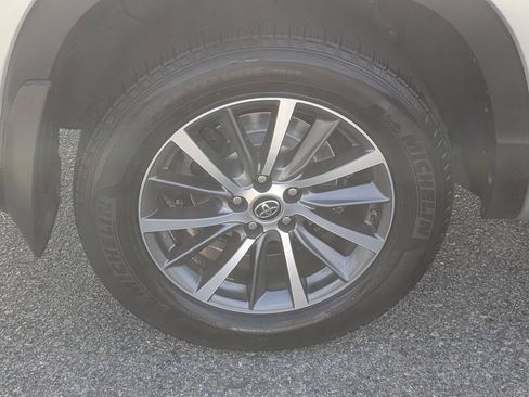 Used 2018 Toyota Highlander XLE w/ Carpet Mat Package (TMS) AWD/4WD image 13