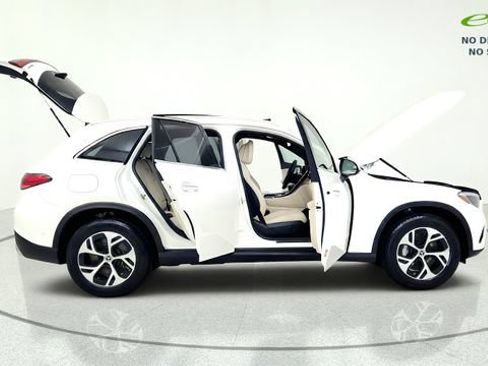 Used 2025 Mercedes-Benz GLC 350e 4MATIC image 20