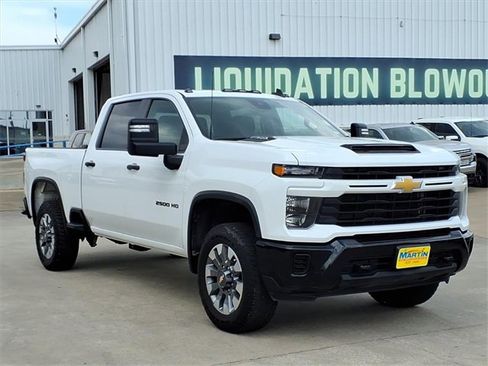 Used 2024 Chevrolet Silverado 2500 Custom w/ Custom Convenience Package image 8