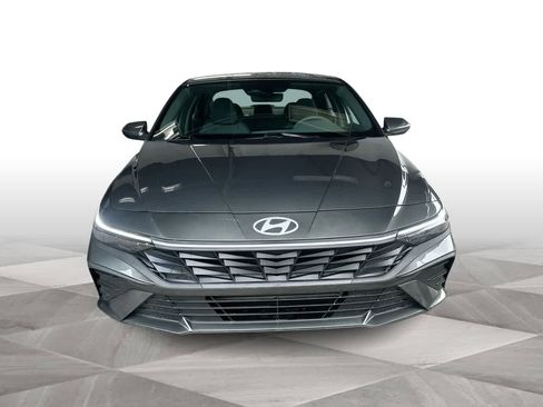 Used 2025 Hyundai Elantra SE FWD image 3