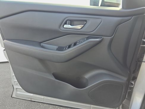Used 2025 Nissan Rogue SV FWD image 26
