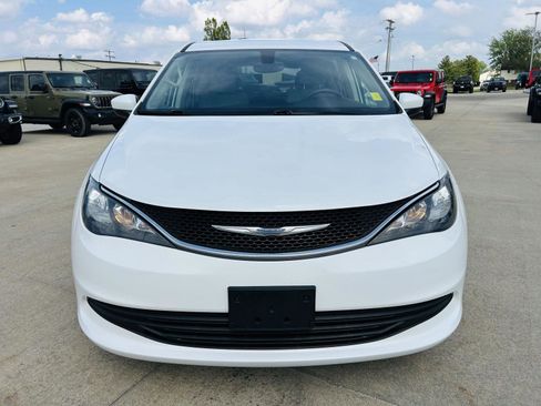 Used 2017 Chrysler Pacifica Touring w/ Tire & Wheel Group image 30