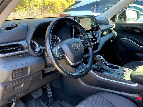 Used 2023 Toyota Highlander LE image 17