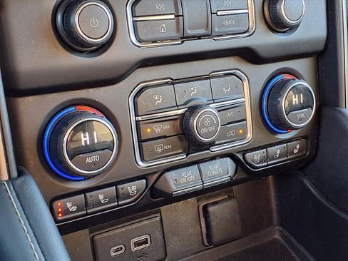 Used 2023 Chevrolet Suburban Premier image 26