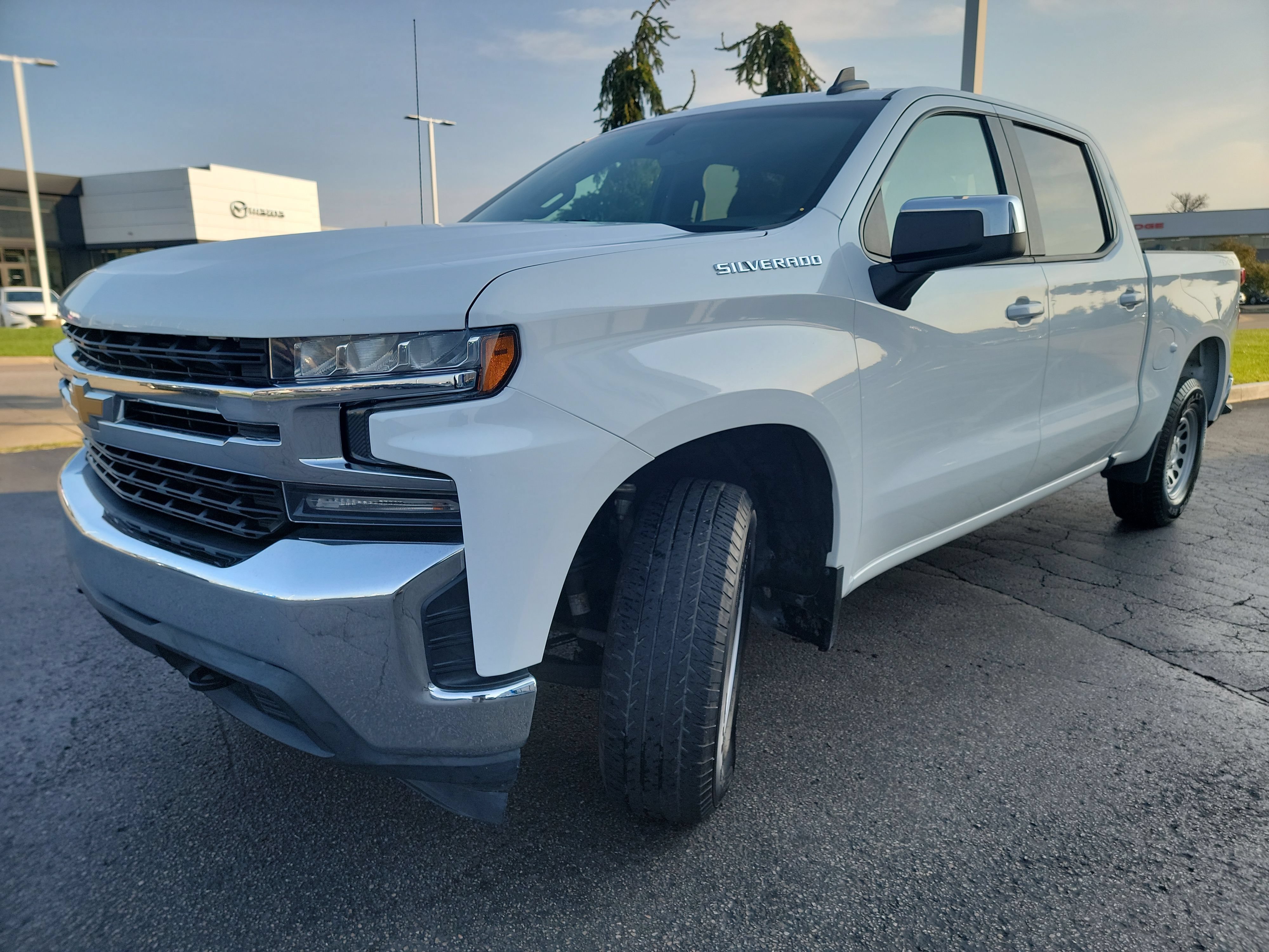 Used 2020 Chevrolet Silverado 1500 LT AWD/4WD image 3