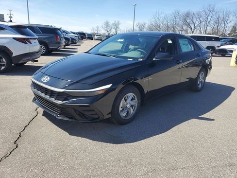 New 2026 Hyundai Elantra SE image 2