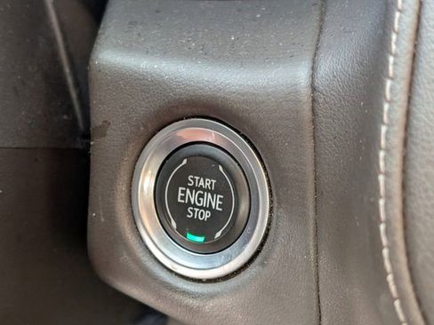 Used 2022 Chevrolet Suburban LT w/ Luxury Package image 24