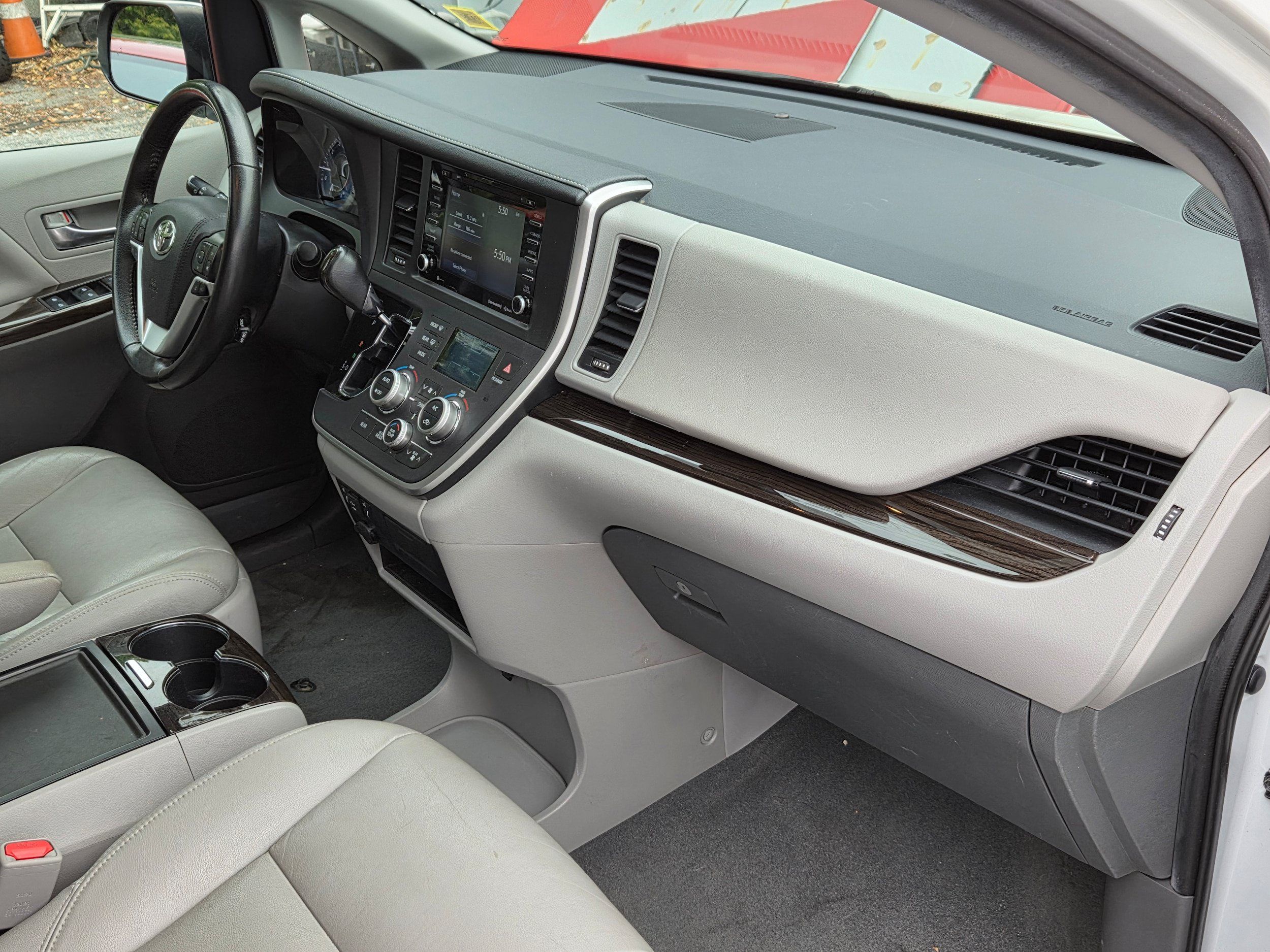 Used 2020 Toyota Sienna XLE FWD image 32