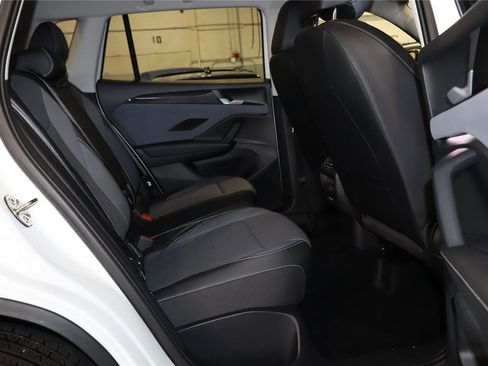 Certified 2025 Volkswagen Tiguan SE FWD image 27