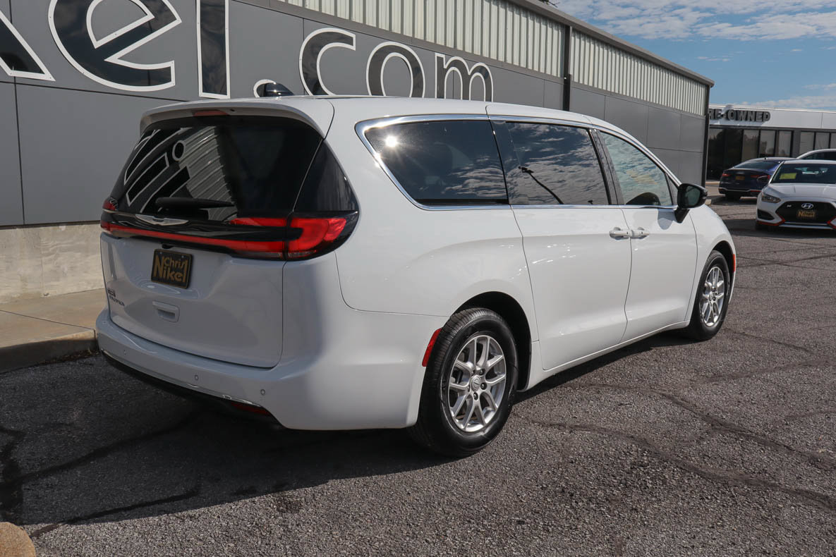 Used 2026 Chrysler Pacifica Select FWD image 6