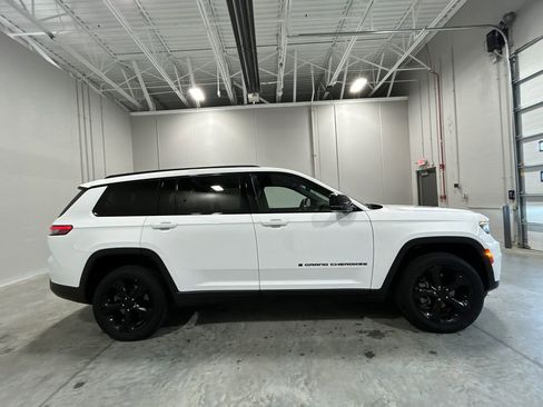 Used 2022 Jeep Grand Cherokee L Laredo image 5