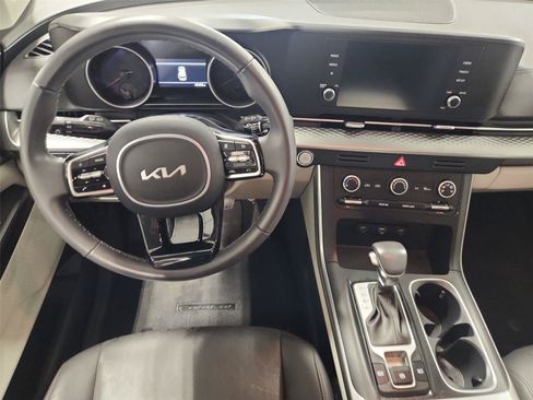 Used 2024 Kia Carnival LX FWD image 10