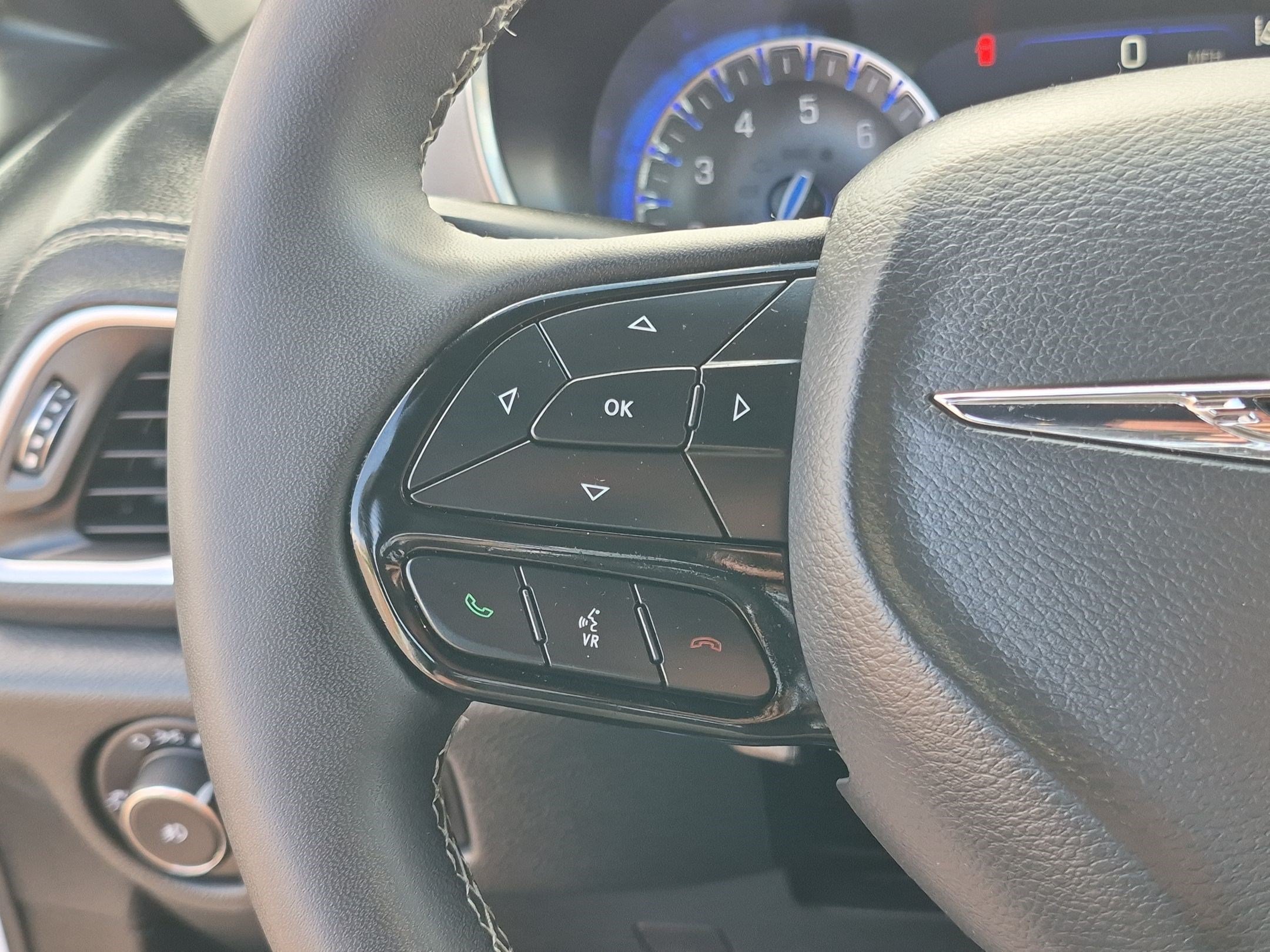 Used 2025 Chrysler Pacifica Limited FWD image 17
