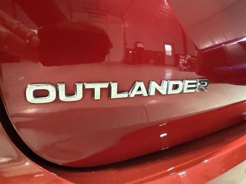 Used 2023 Mitsubishi Outlander SE image 9