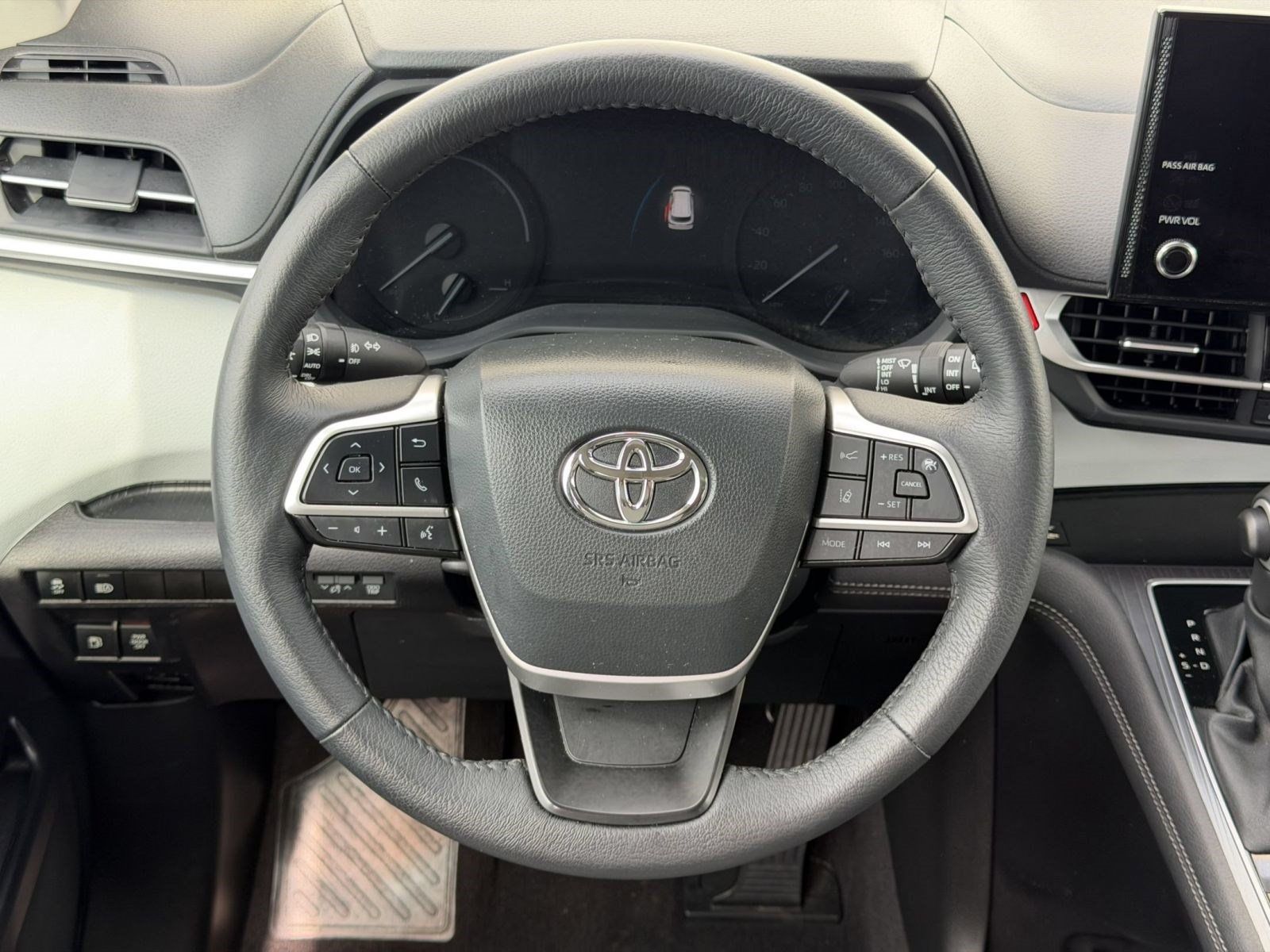 Used 2025 Toyota Sienna XLE FWD image 11
