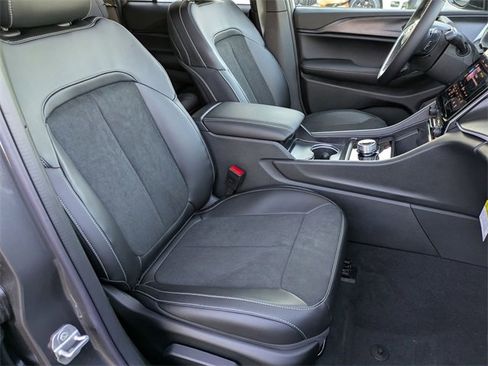 New 2025 Jeep Grand Cherokee Altitude image 28